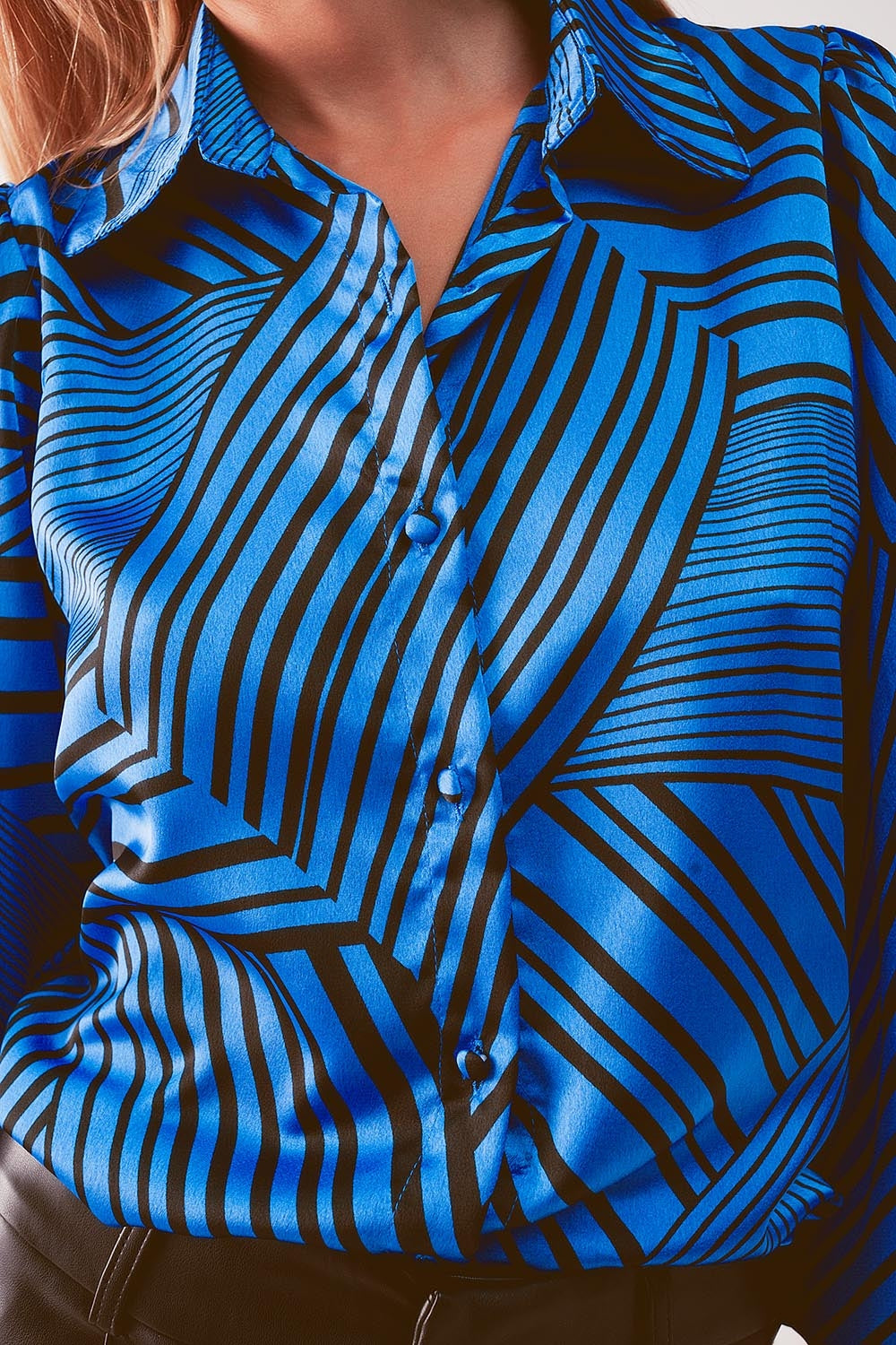 Blusa azul estampada con mangas abullonadas Q2