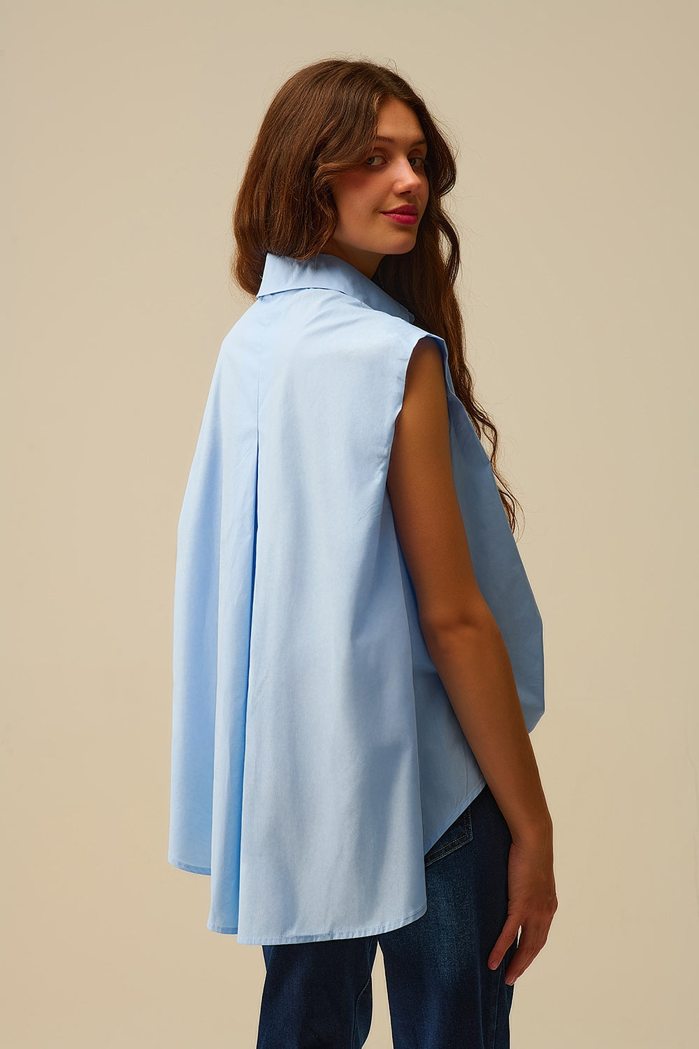 Blusa azul sin mangas con botones en forma de corazón Q2