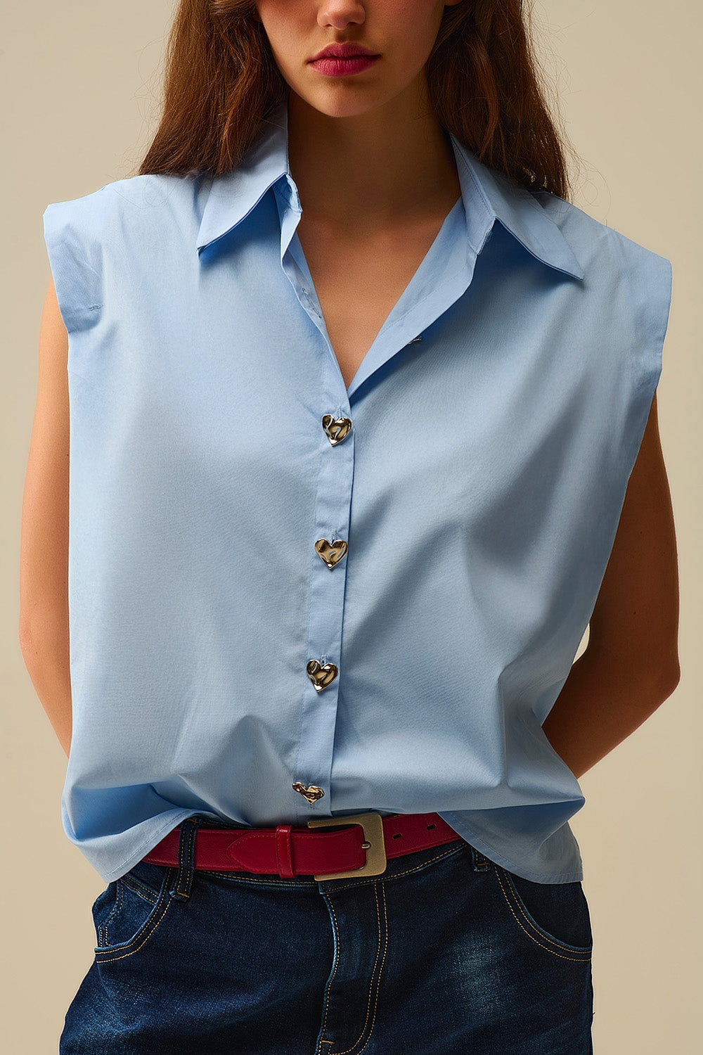 Blusa azul sin mangas con botones en forma de corazón Q2