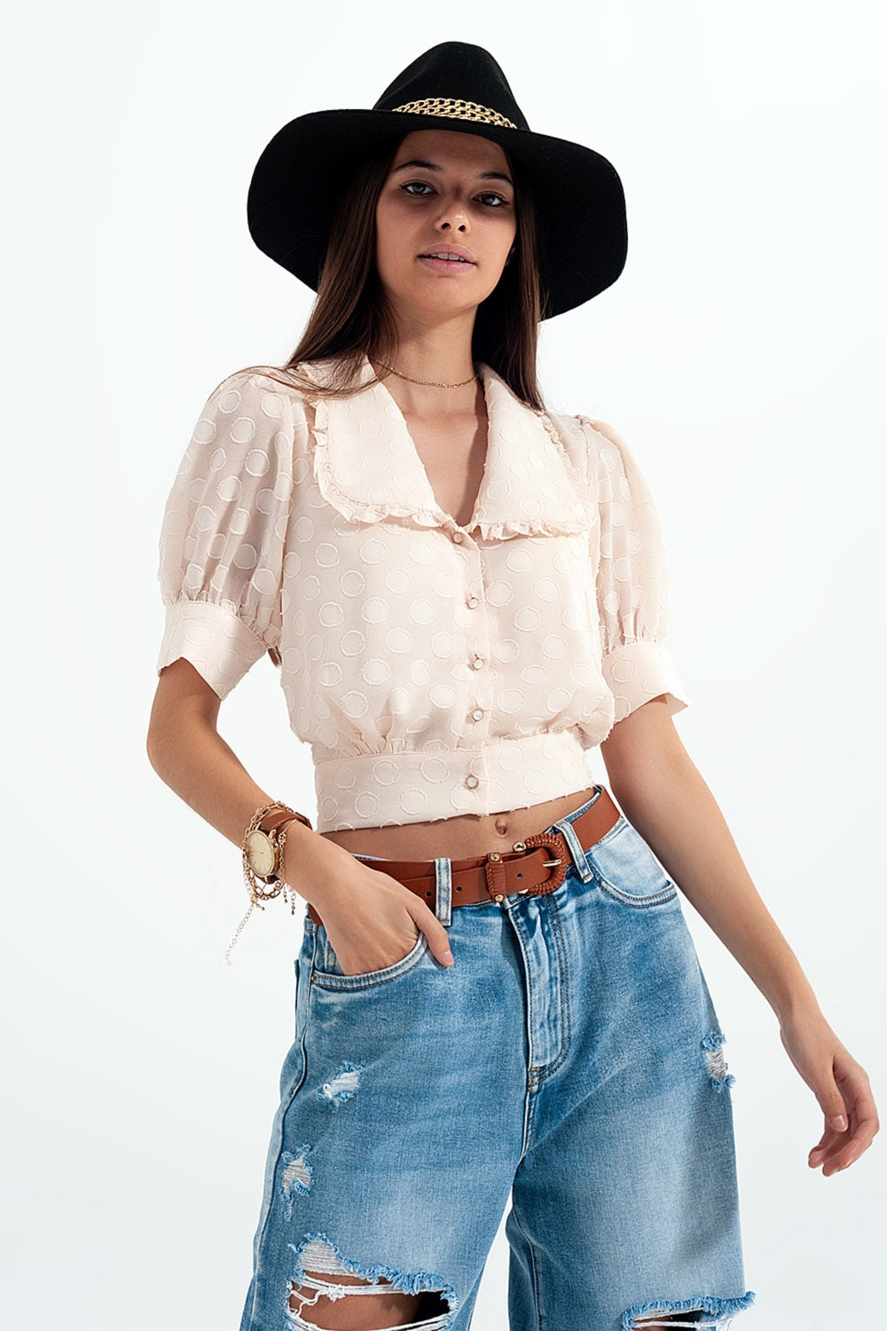Blusa beige de lunares con cuello estilo babero y botones decorativos Q2