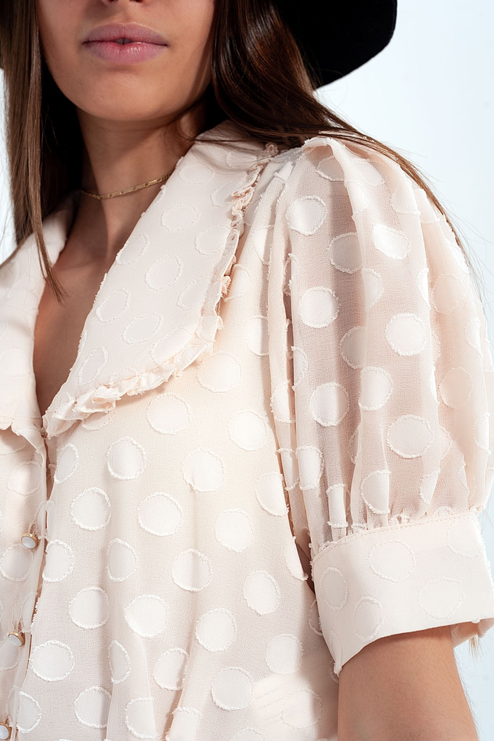 Blusa beige de lunares con cuello estilo babero y botones decorativos Q2