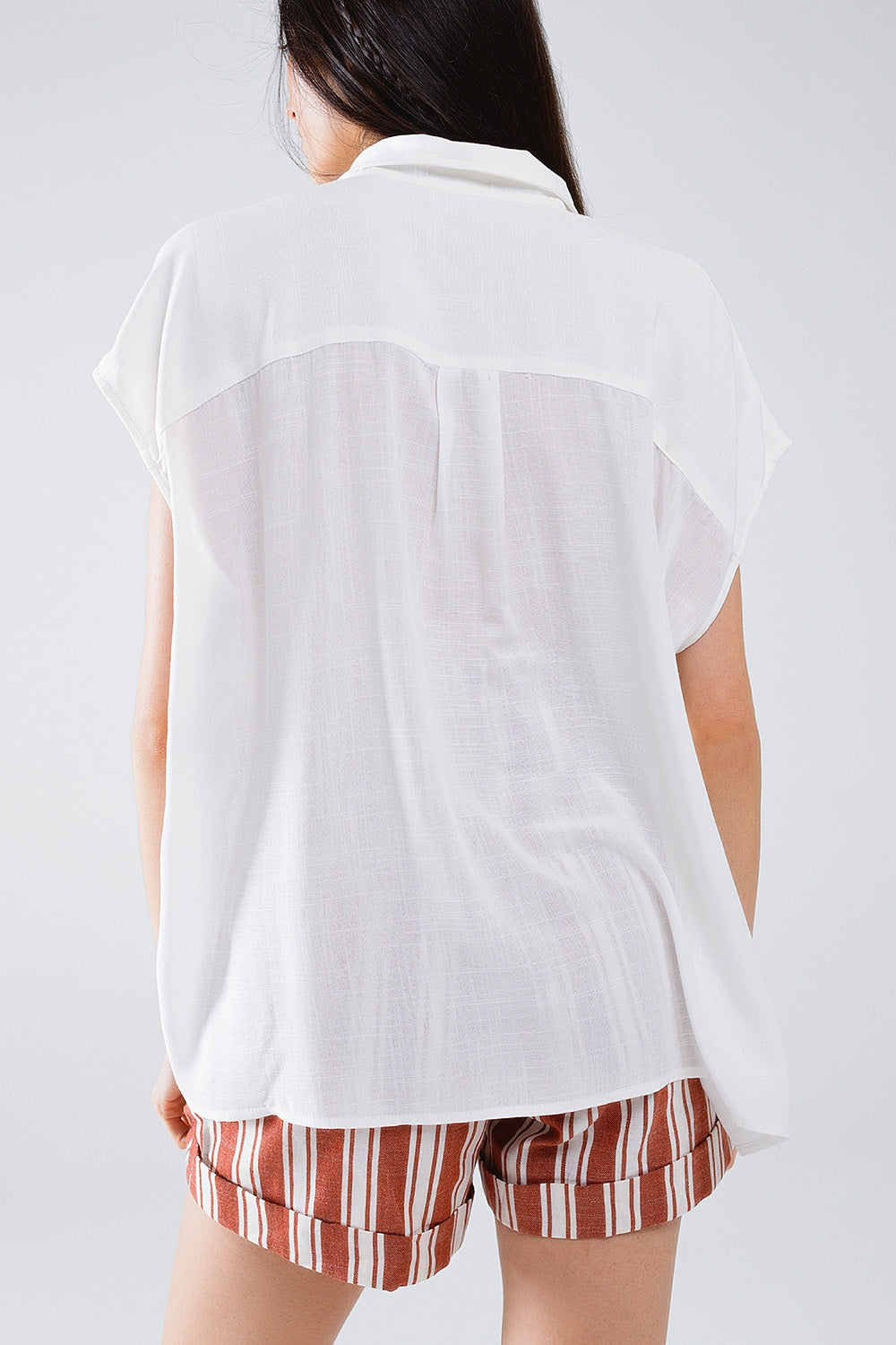 Blusa blanca abotonada con cuello polo Q2