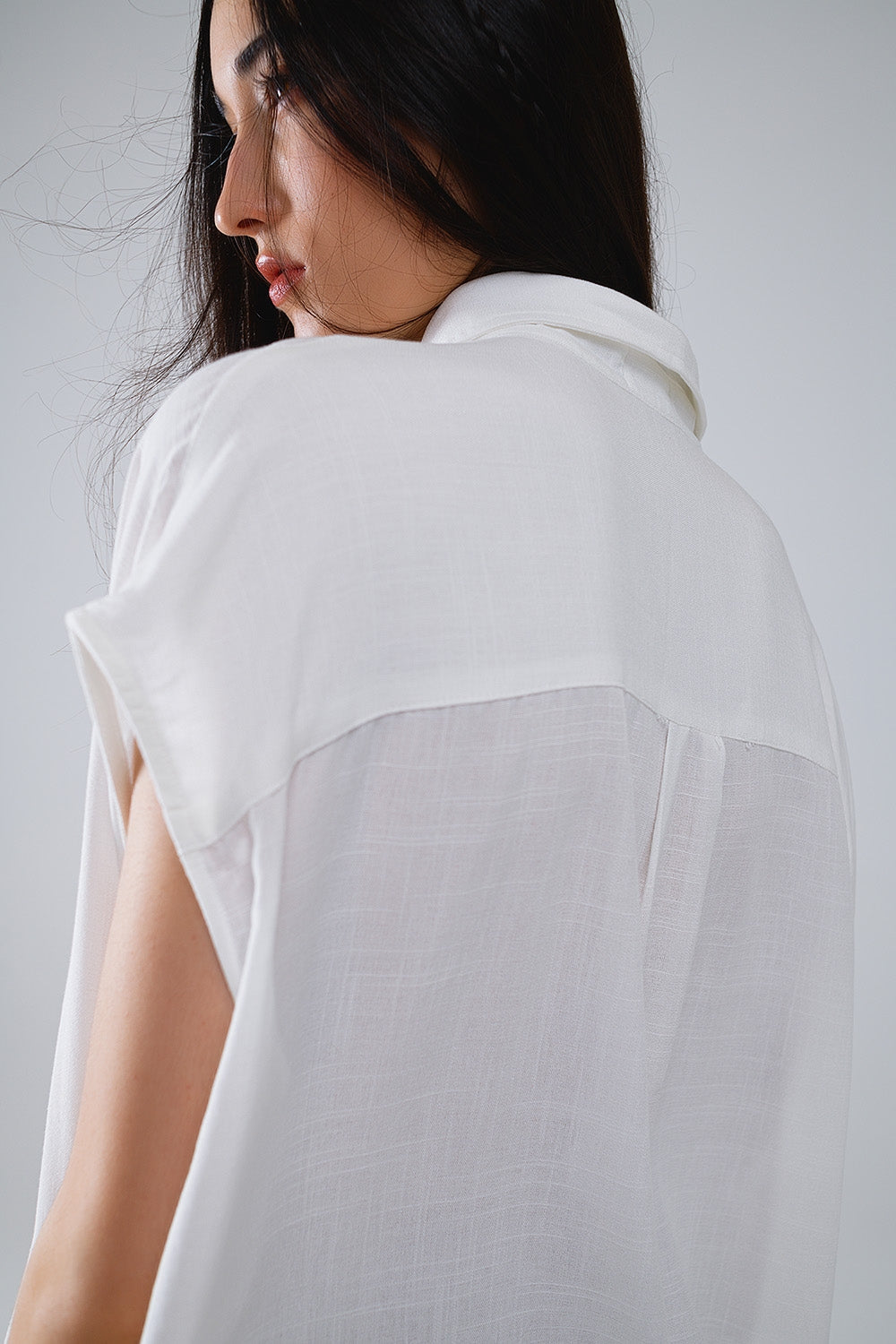 Blusa blanca abotonada con cuello polo Q2