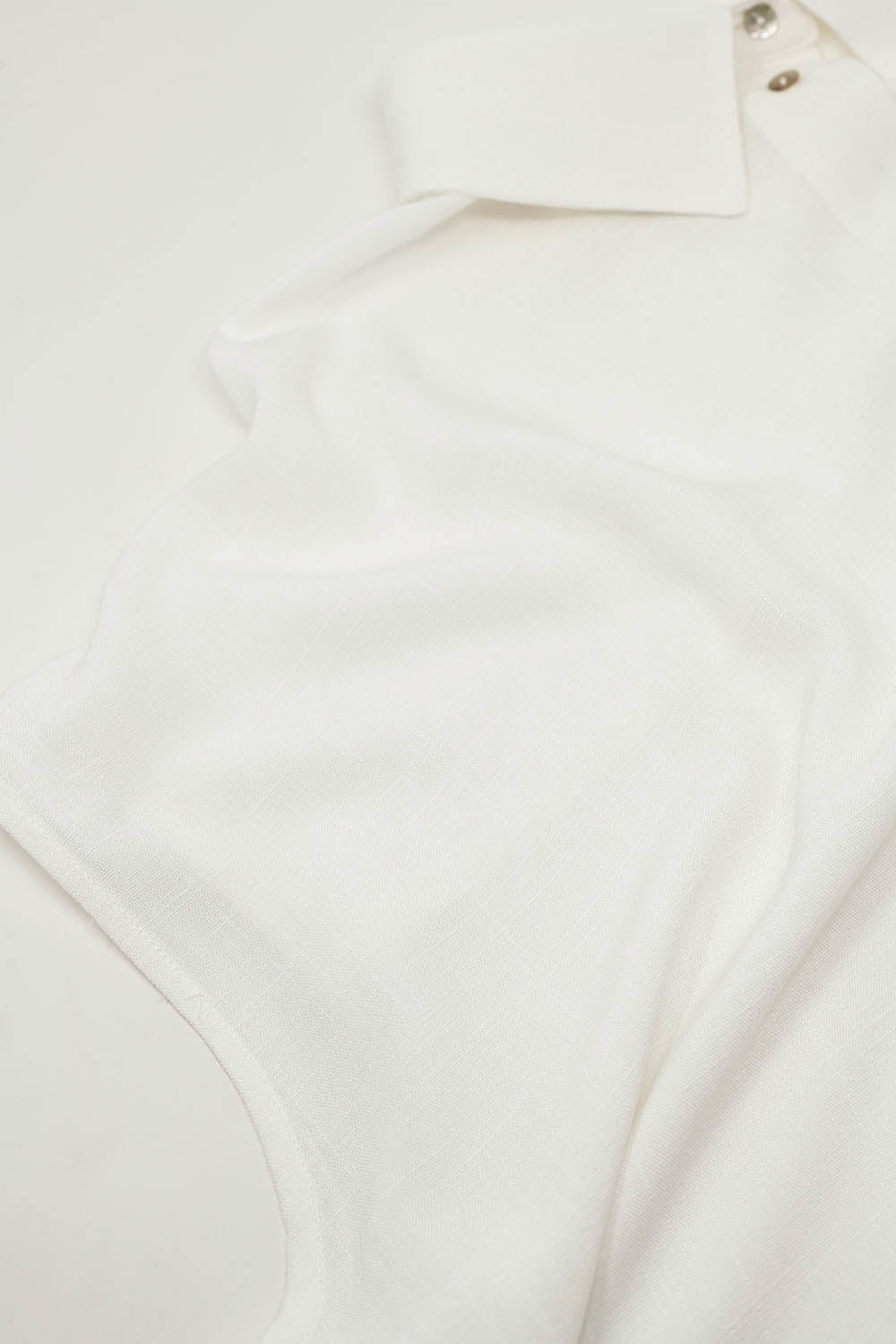 Blusa blanca abotonada con cuello polo Q2