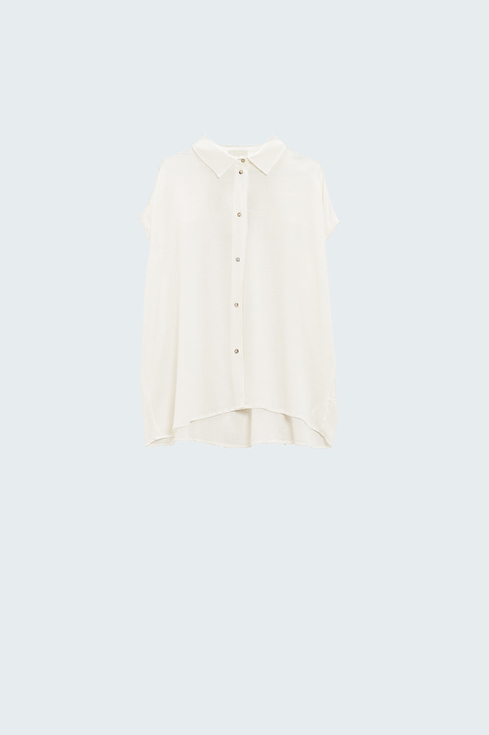 Blusa blanca abotonada con cuello polo Q2