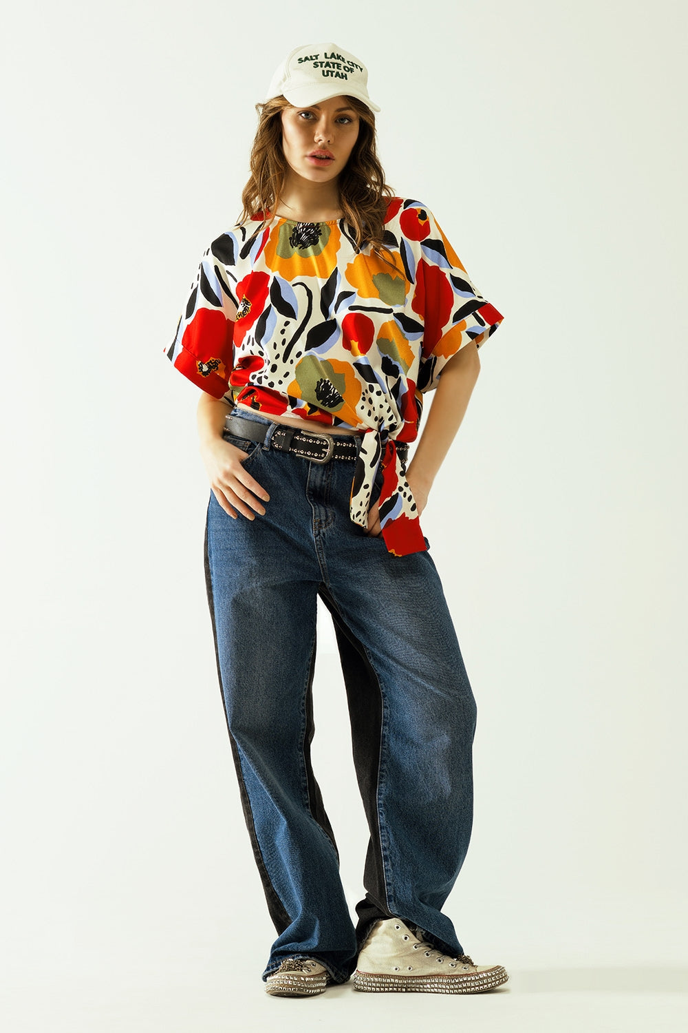 blusa blanca amplia con motivos de amapolas y manga corta Q2