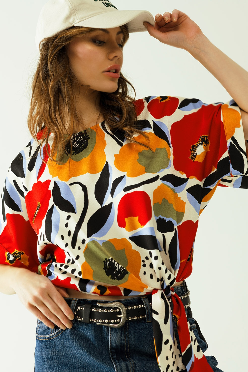 blusa blanca amplia con motivos de amapolas y manga corta Q2