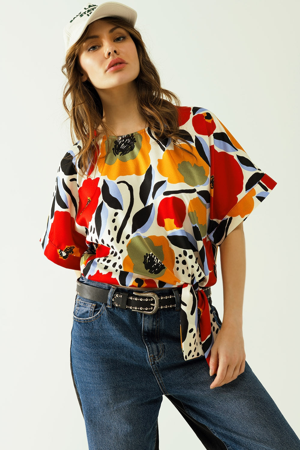 blusa blanca amplia con motivos de amapolas y manga corta Q2