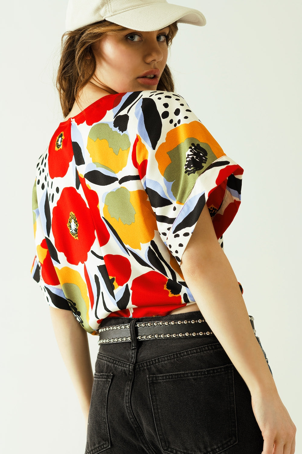 blusa blanca amplia con motivos de amapolas y manga corta Q2