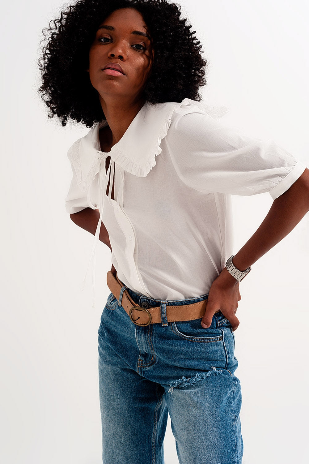 Blusa blanca con cuello bobo Q2