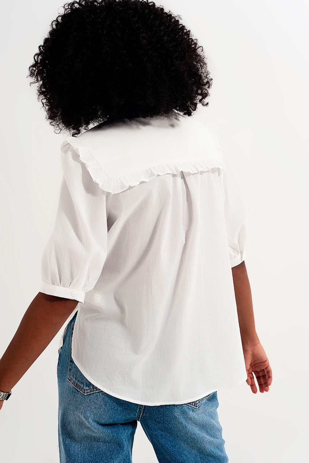 Blusa blanca con cuello bobo Q2