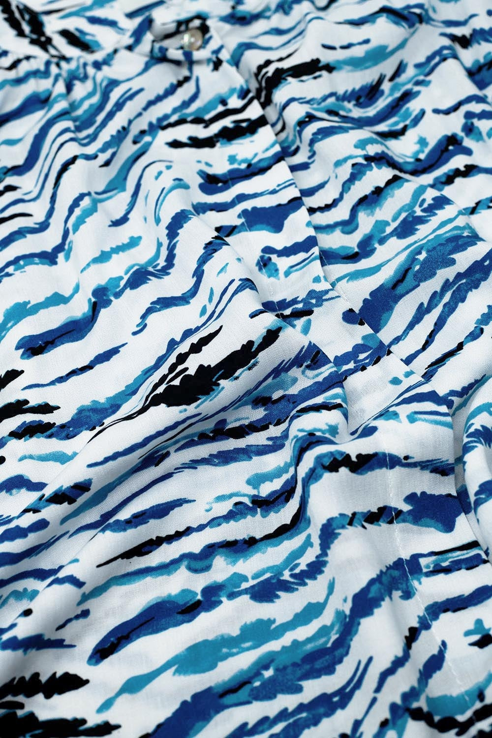 Blusa blanca con estampado animal azul y mangas largas Q2