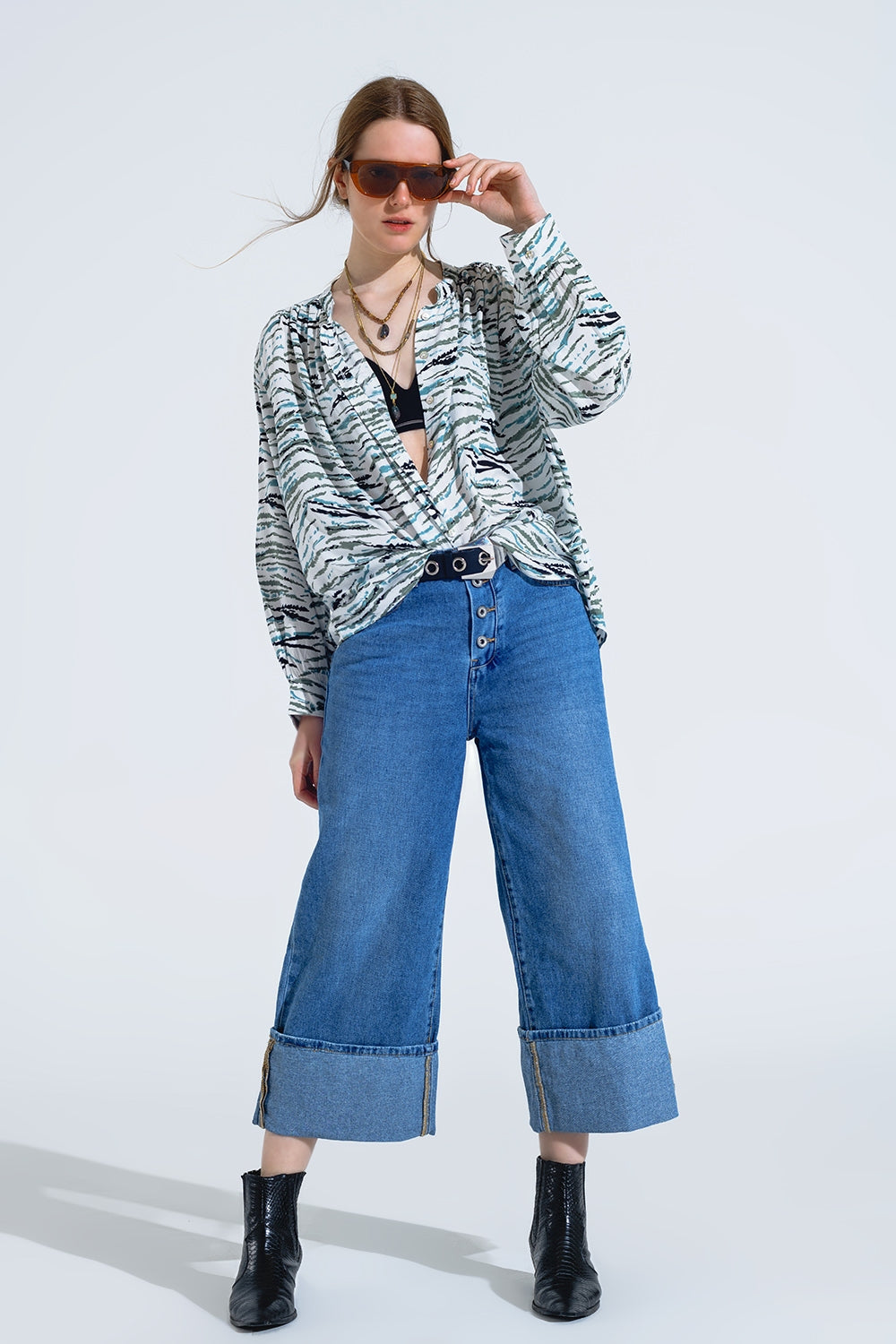Blusa blanca con estampado animal verde y mangas largas Q2