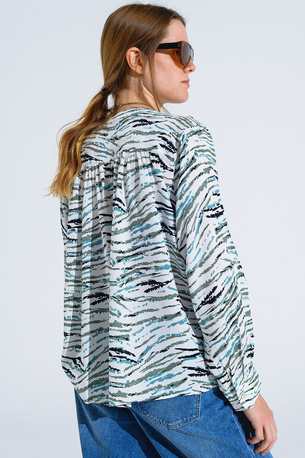 Blusa blanca con estampado animal verde y mangas largas Q2