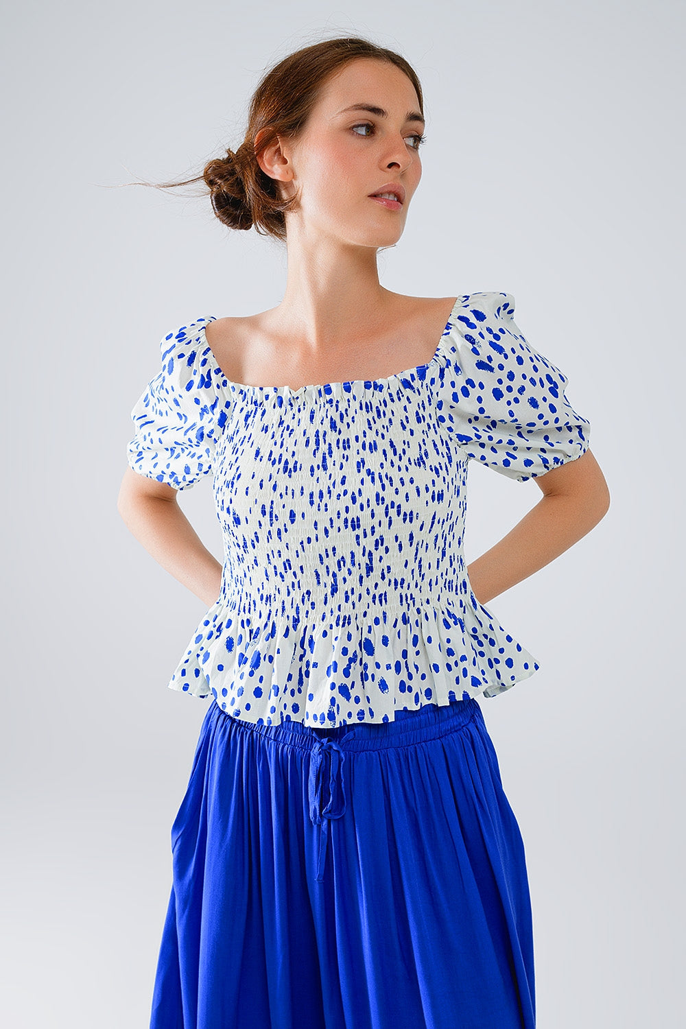 Blusa blanca con pliegues y lunares azules Q2