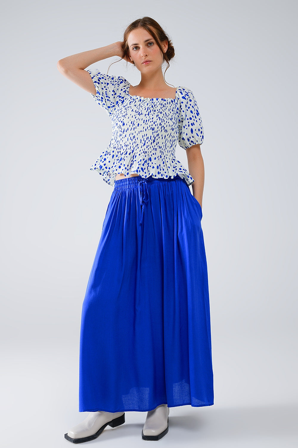 Blusa blanca con pliegues y lunares azules Q2