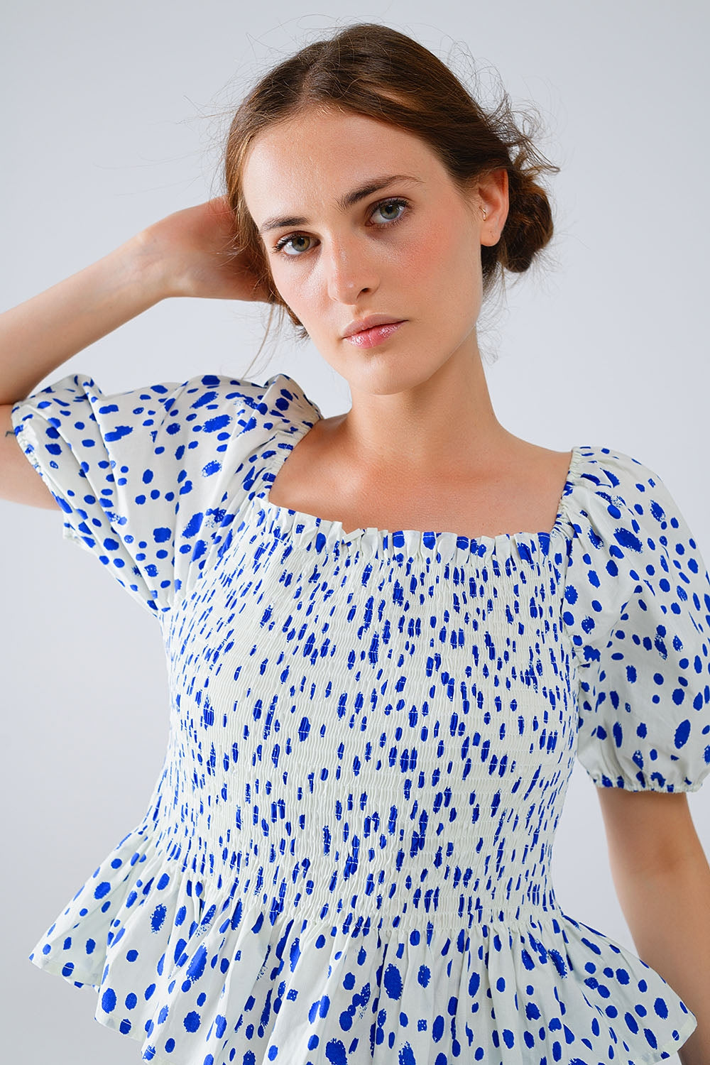 Blusa blanca con pliegues y lunares azules Q2