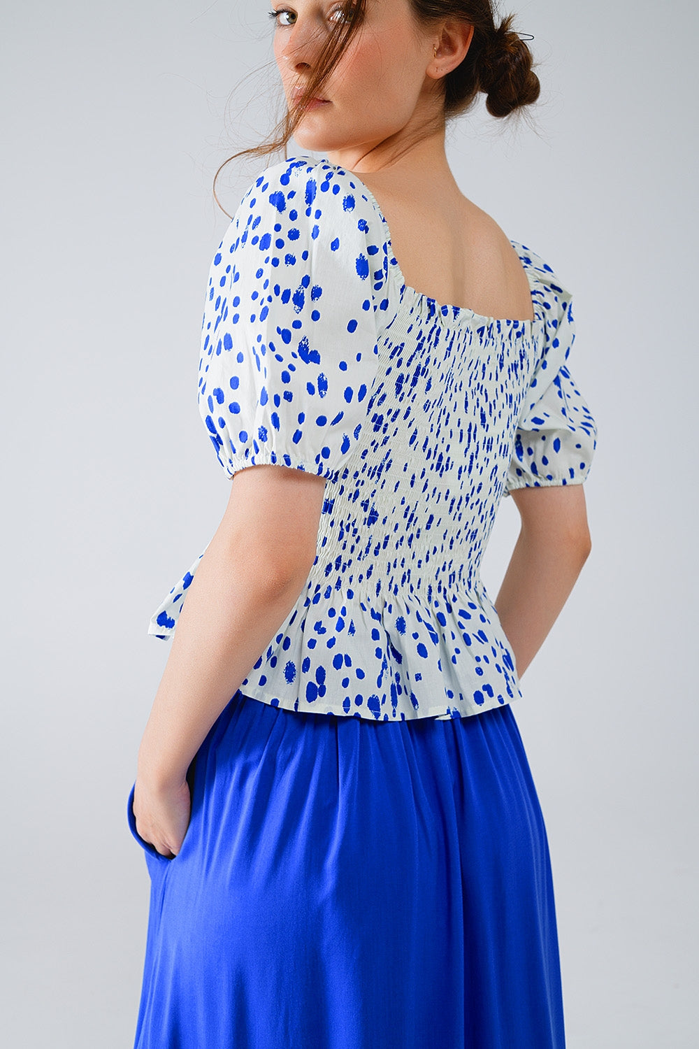 Blusa blanca con pliegues y lunares azules Q2