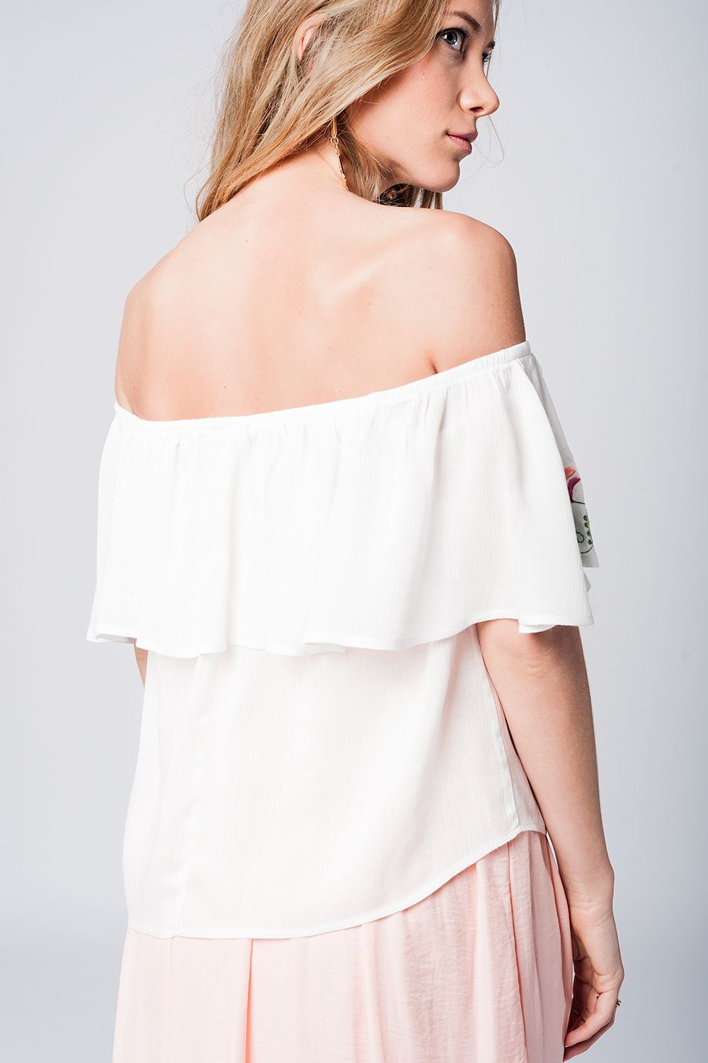 Blusa blanca con volante Q2