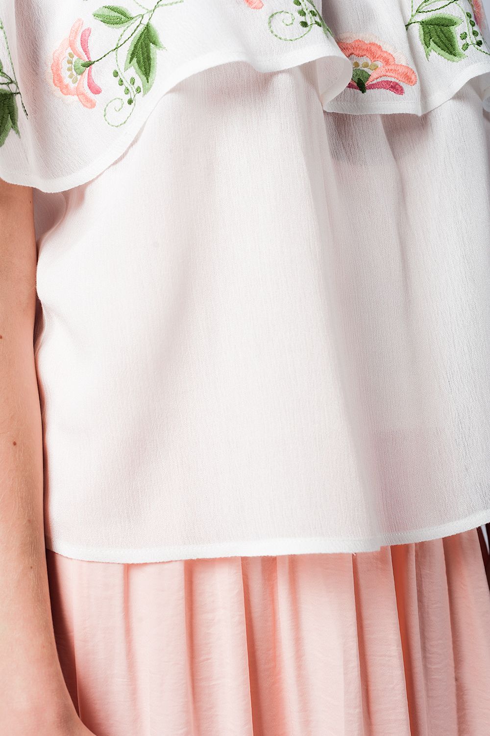 Blusa blanca con volante Q2