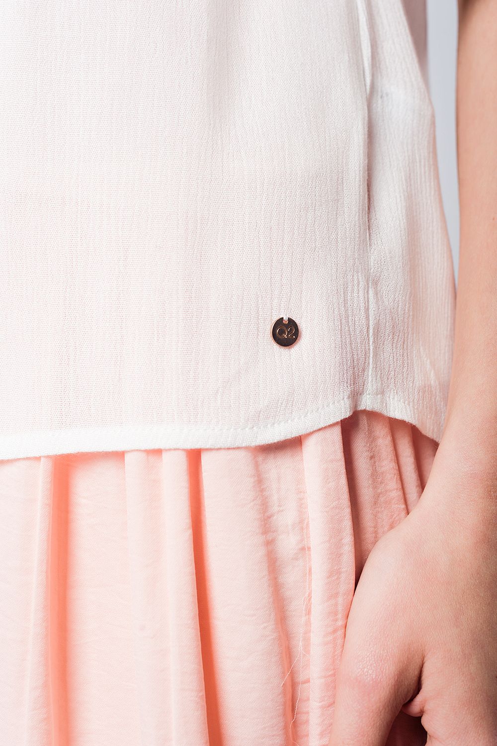 Blusa blanca con volante Q2