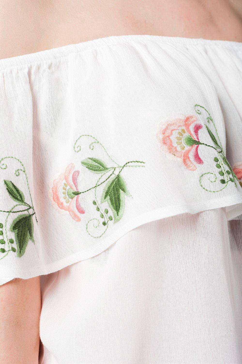 Blusa blanca con volante Q2