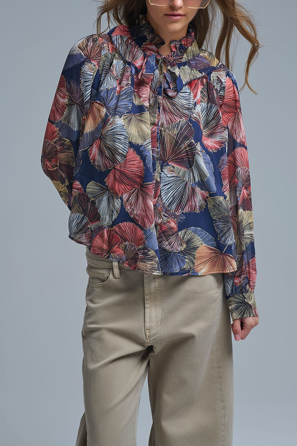 Blusa boho-chic con volantes estampados en palmeras metalizadas Q2