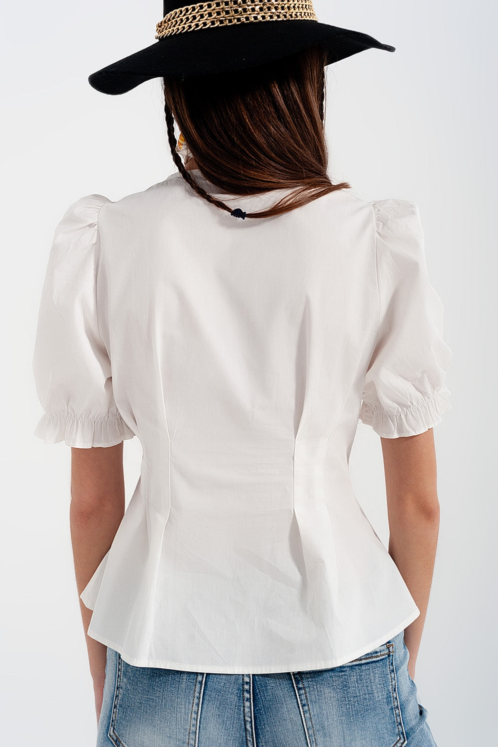 Blusa color crema con detalle de volantes y diseño cruzado de popelina Q2