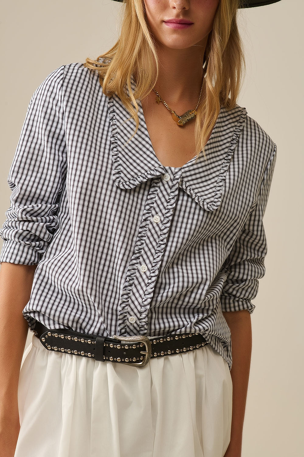Blusa con cuello peter pan en blanco y negro Q2
