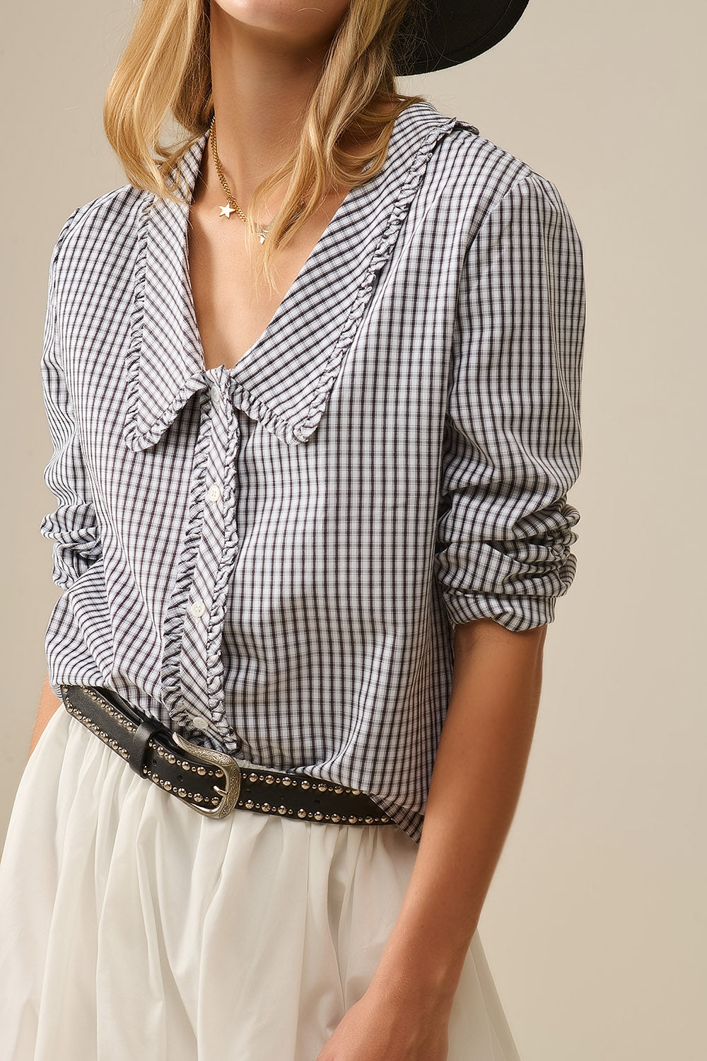 Blusa con cuello peter pan en blanco y negro Q2