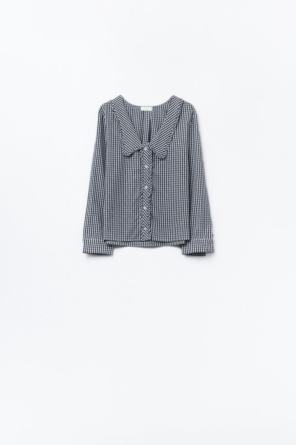 Blusa con cuello peter pan en blanco y negro Q2