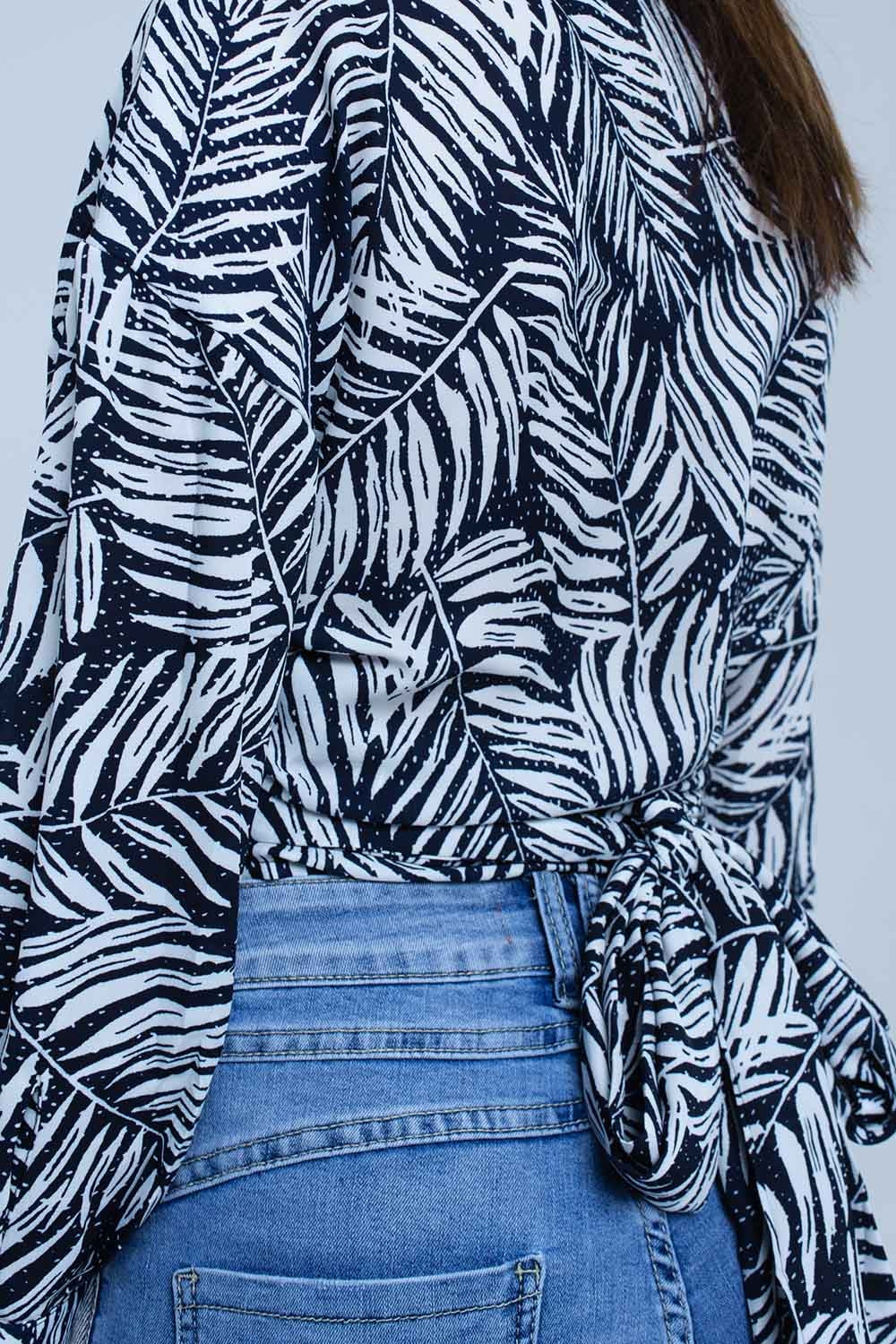 Blusa con estampado de hojas azul marino y escote pronunciado Q2