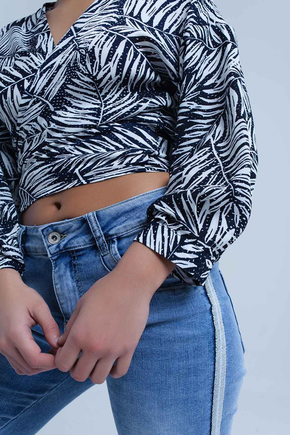 Blusa con estampado de hojas azul marino y escote pronunciado Q2