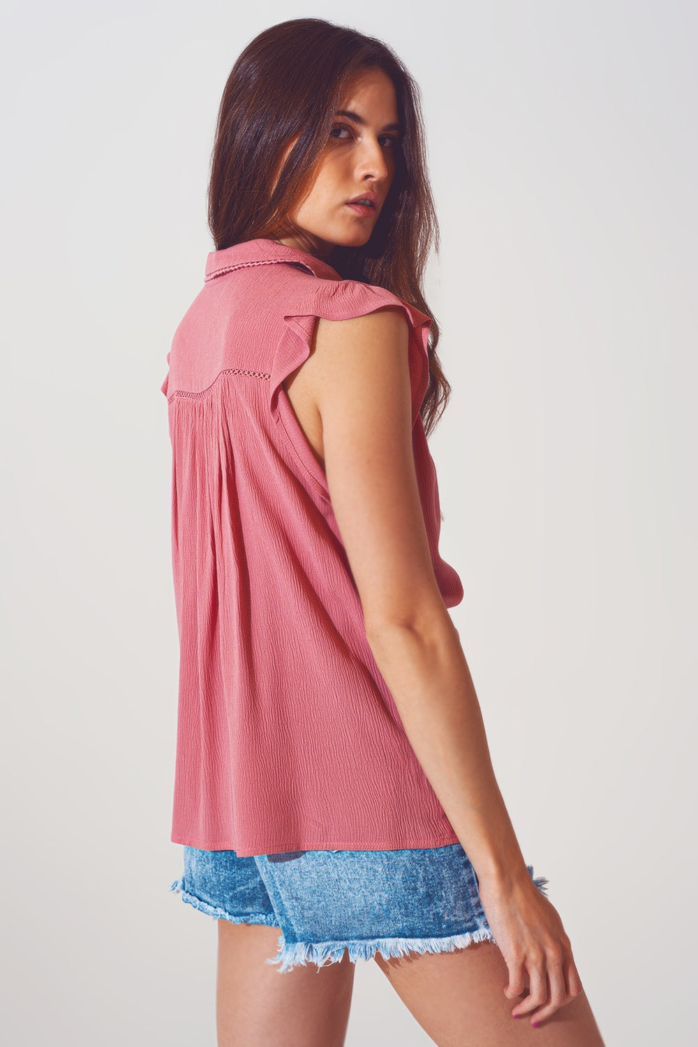 Blusa con volantes en la manga corta en rosa Q2