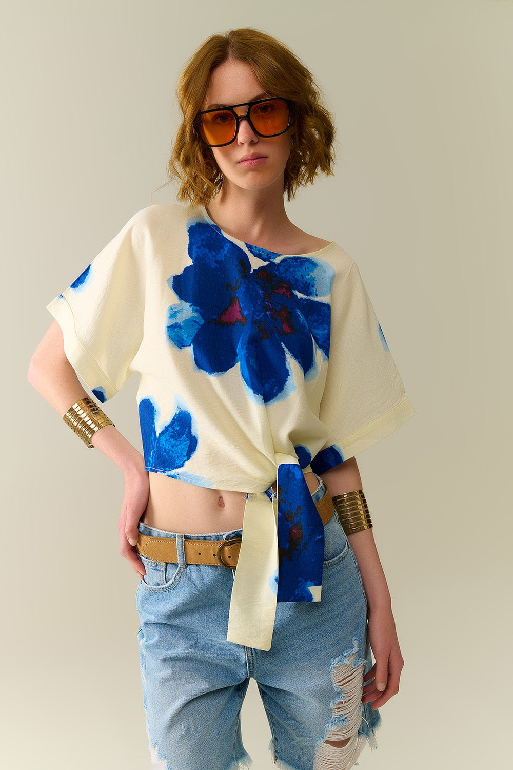 Blusa corta blanca con estampado floral tropical en azul Q2