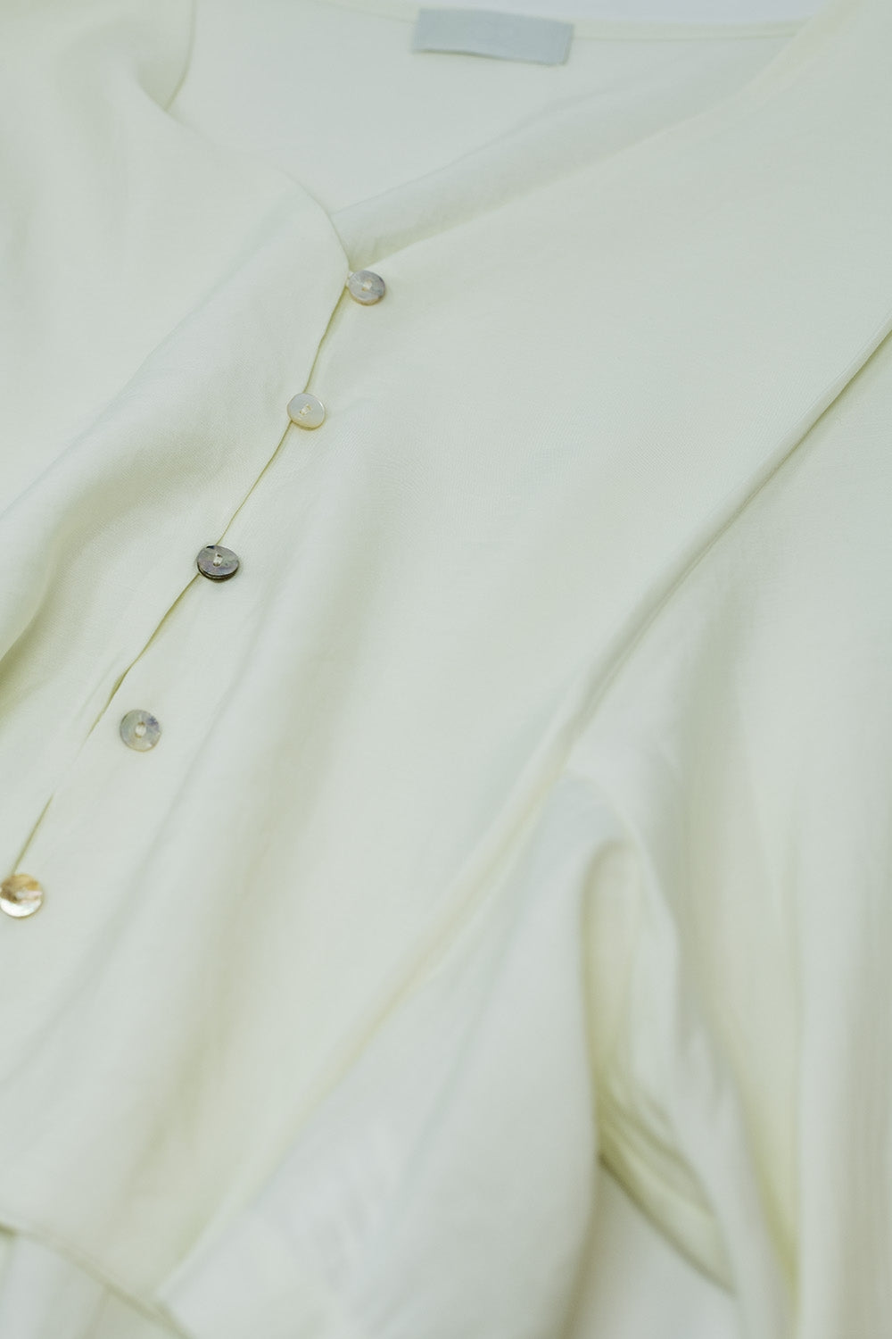 Blusa crema con mangas globo y cierre frontal con botones Q2