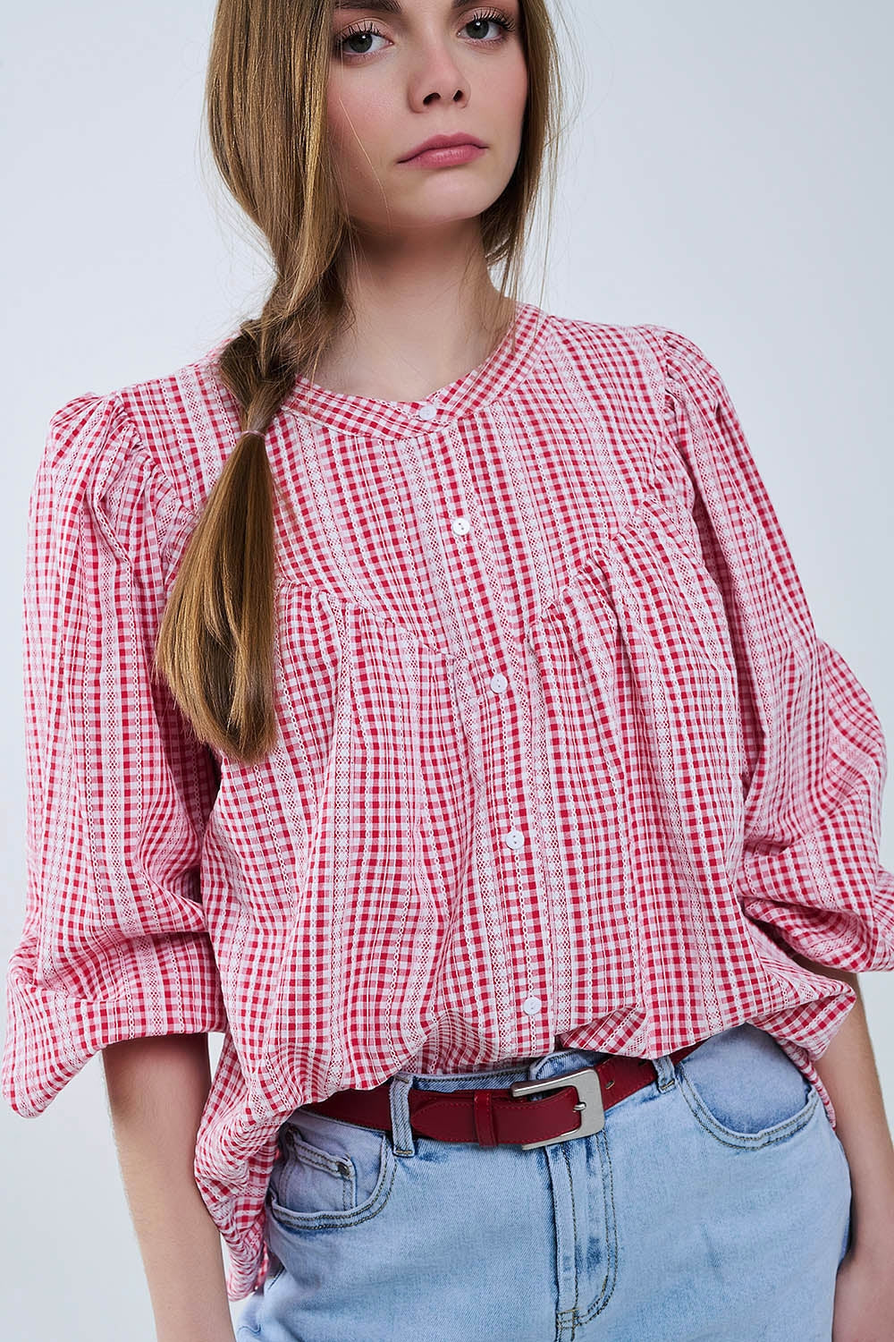 Blusa de cuadros rojos y blancos sin cuello y mangas anchas Q2