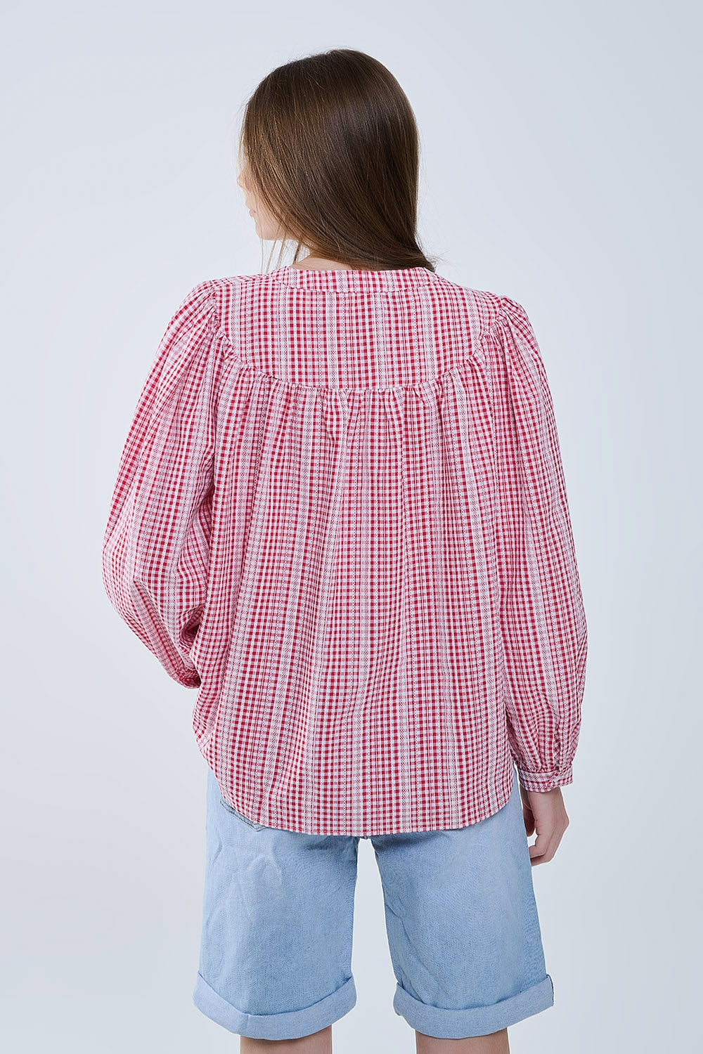 Blusa de cuadros rojos y blancos sin cuello y mangas anchas Q2