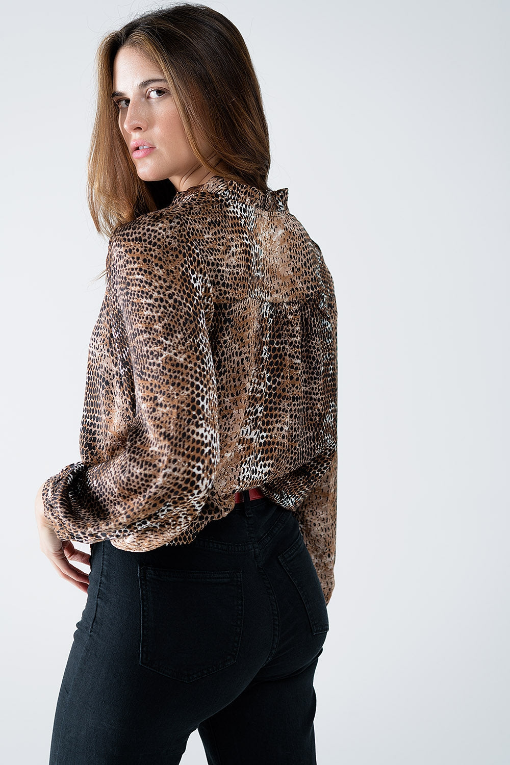 Blusa de gasa con estampado de leopardo marrón Q2