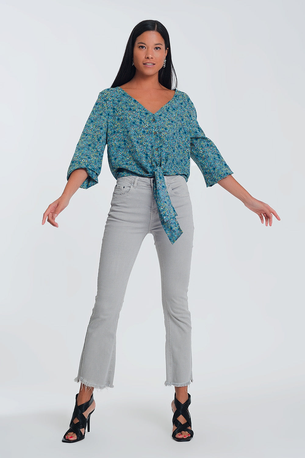 Blusa de manga larga con cuello de pico detalle de botón y estampado floral verde Q2