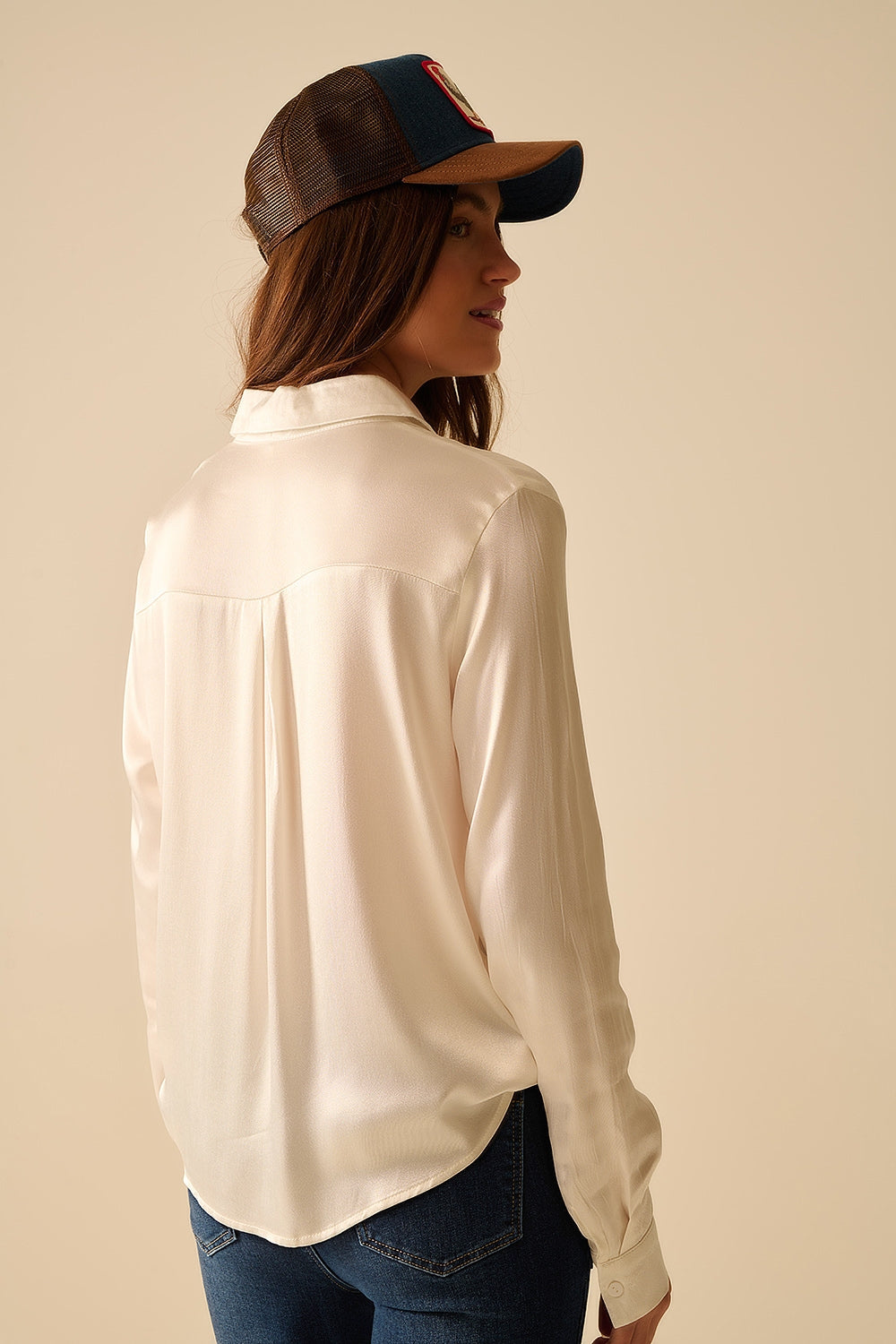 Blusa de satén con cuello polo y manga larga abotonada en color blanco Q2