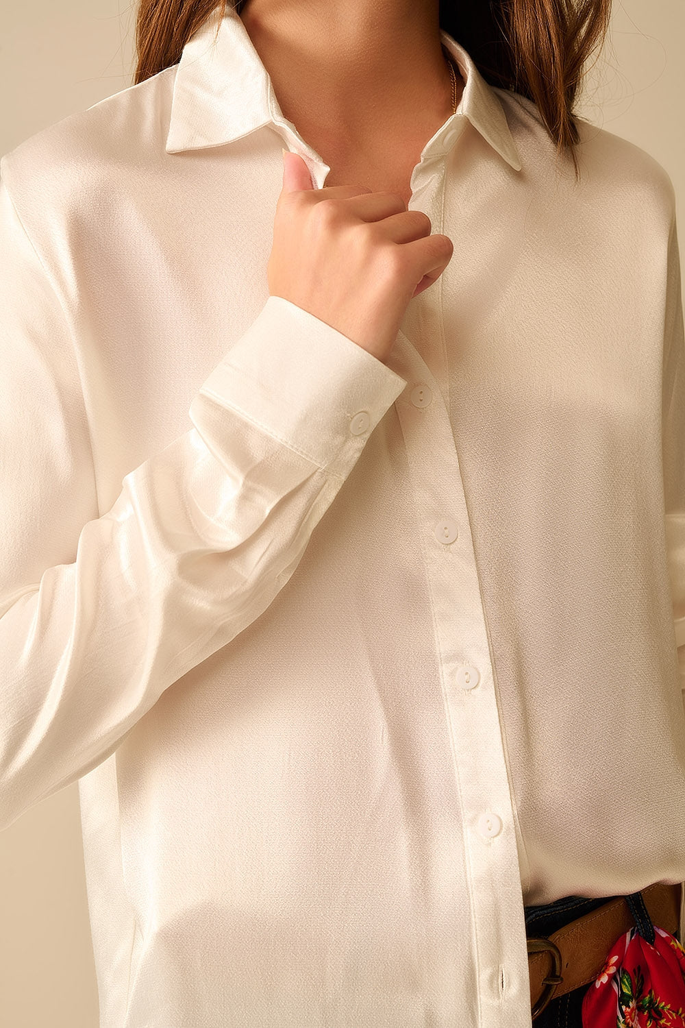 Blusa de satén con cuello polo y manga larga abotonada en color blanco Q2