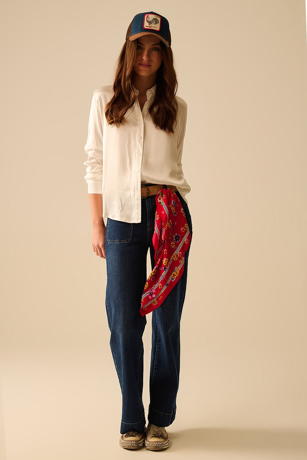 Blusa de satén con cuello polo y manga larga abotonada en color blanco Q2