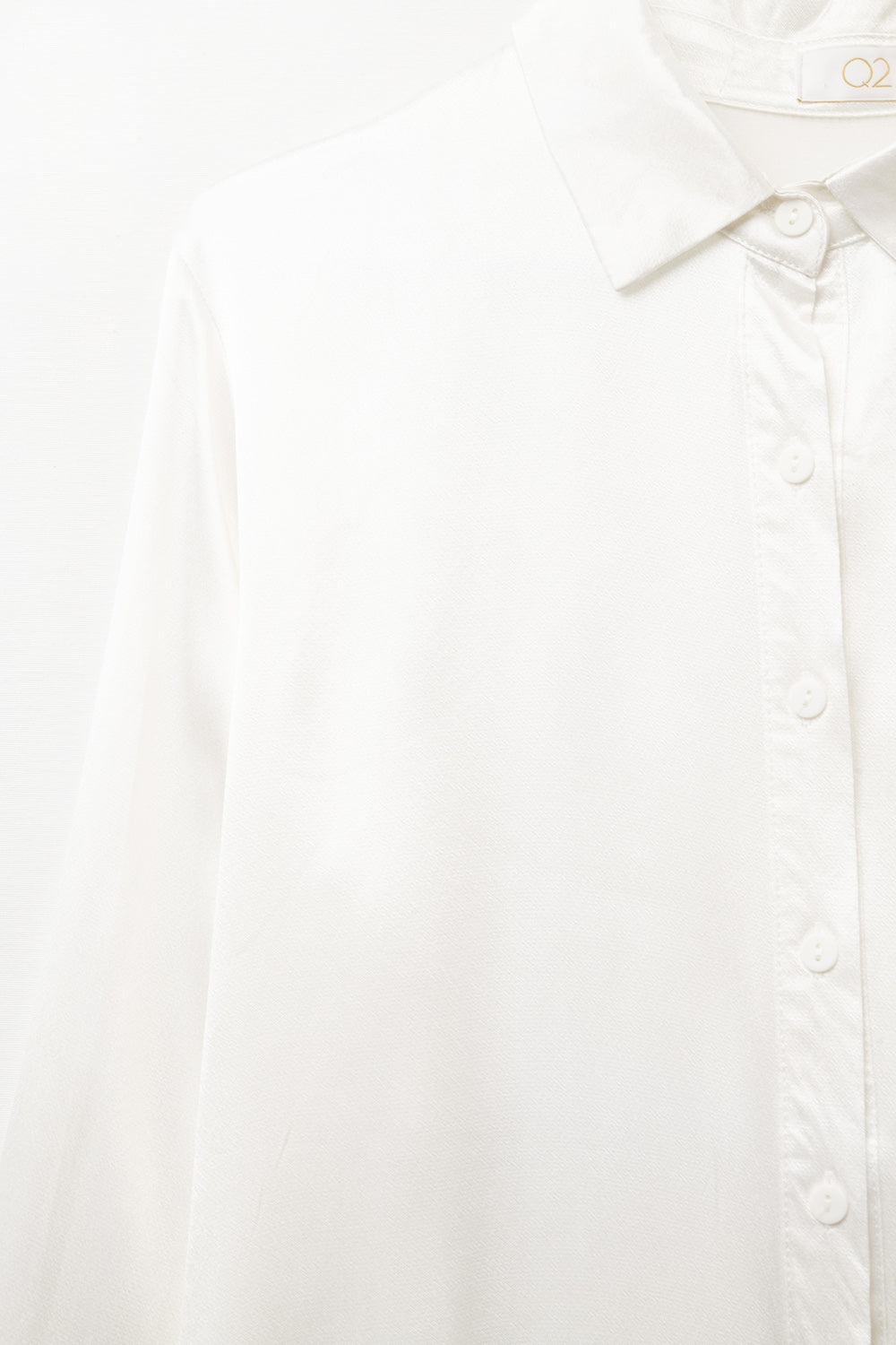 Blusa de satén con cuello polo y manga larga abotonada en color blanco Q2