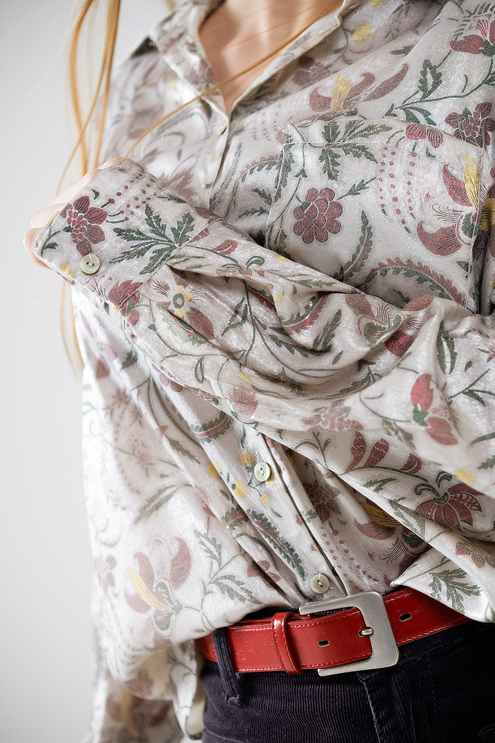 Blusa de satén con estampado de flores en gris Q2