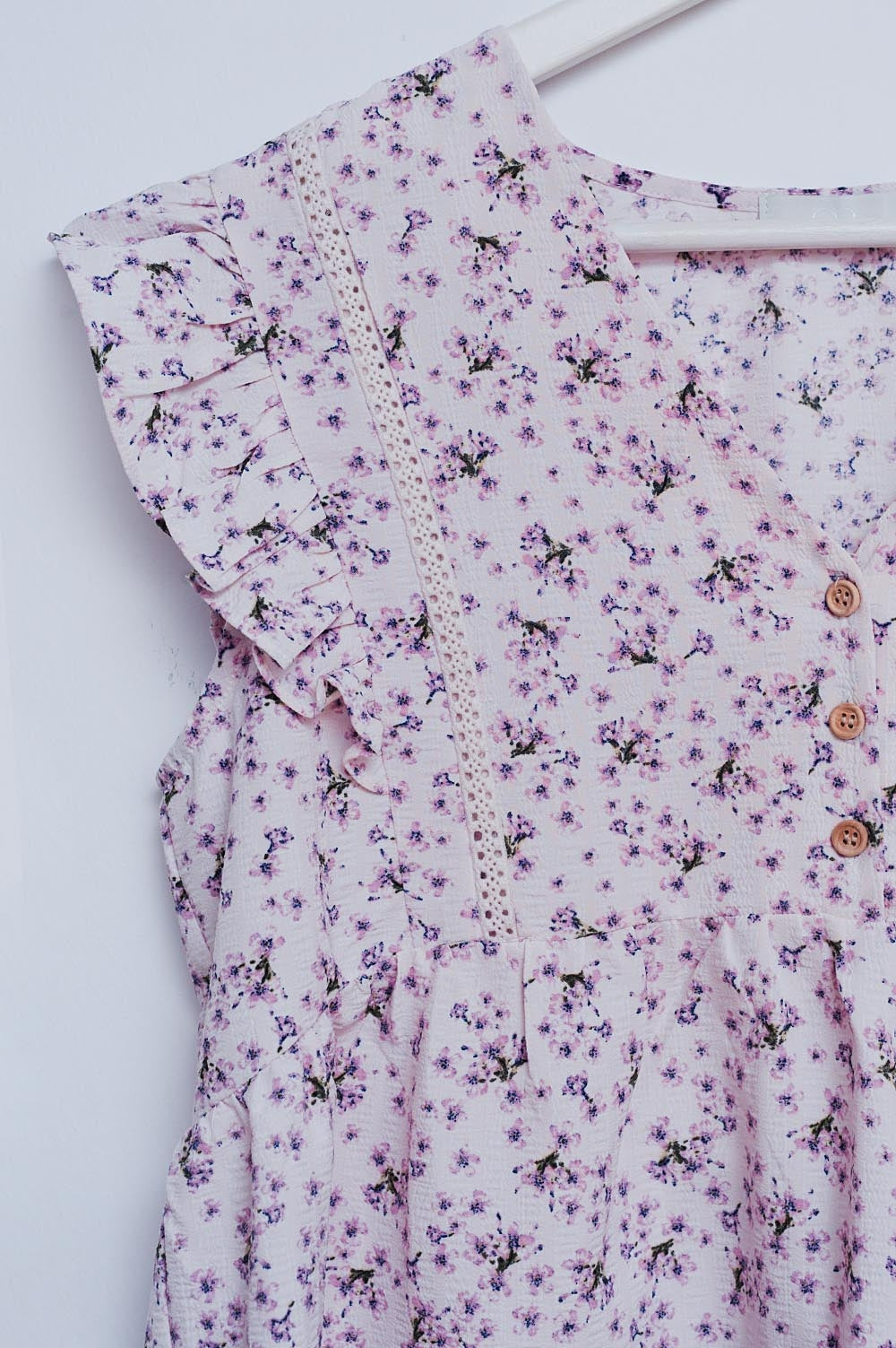 Blusa lila con bordado y detalle de volantes Q2