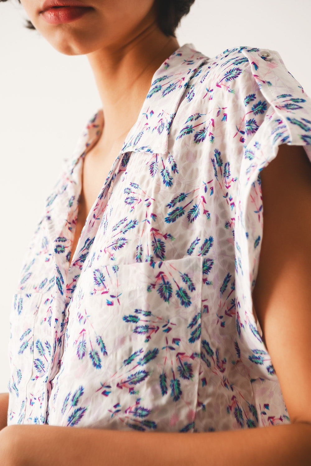 Blusa morada con bolsillos y estampado de florecitas Q2