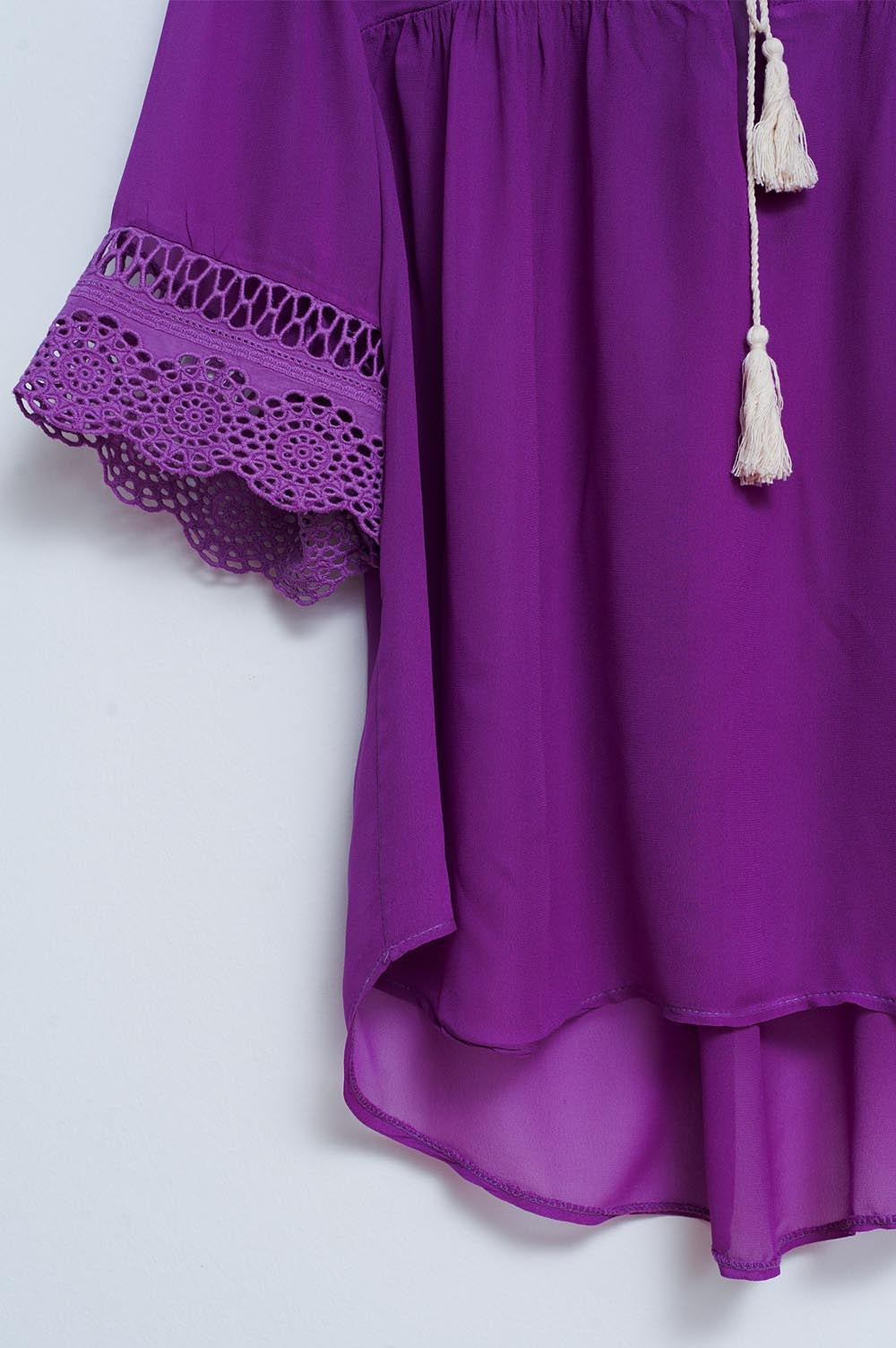 Blusa morada con lazadas en la parte delantera y bordados Q2