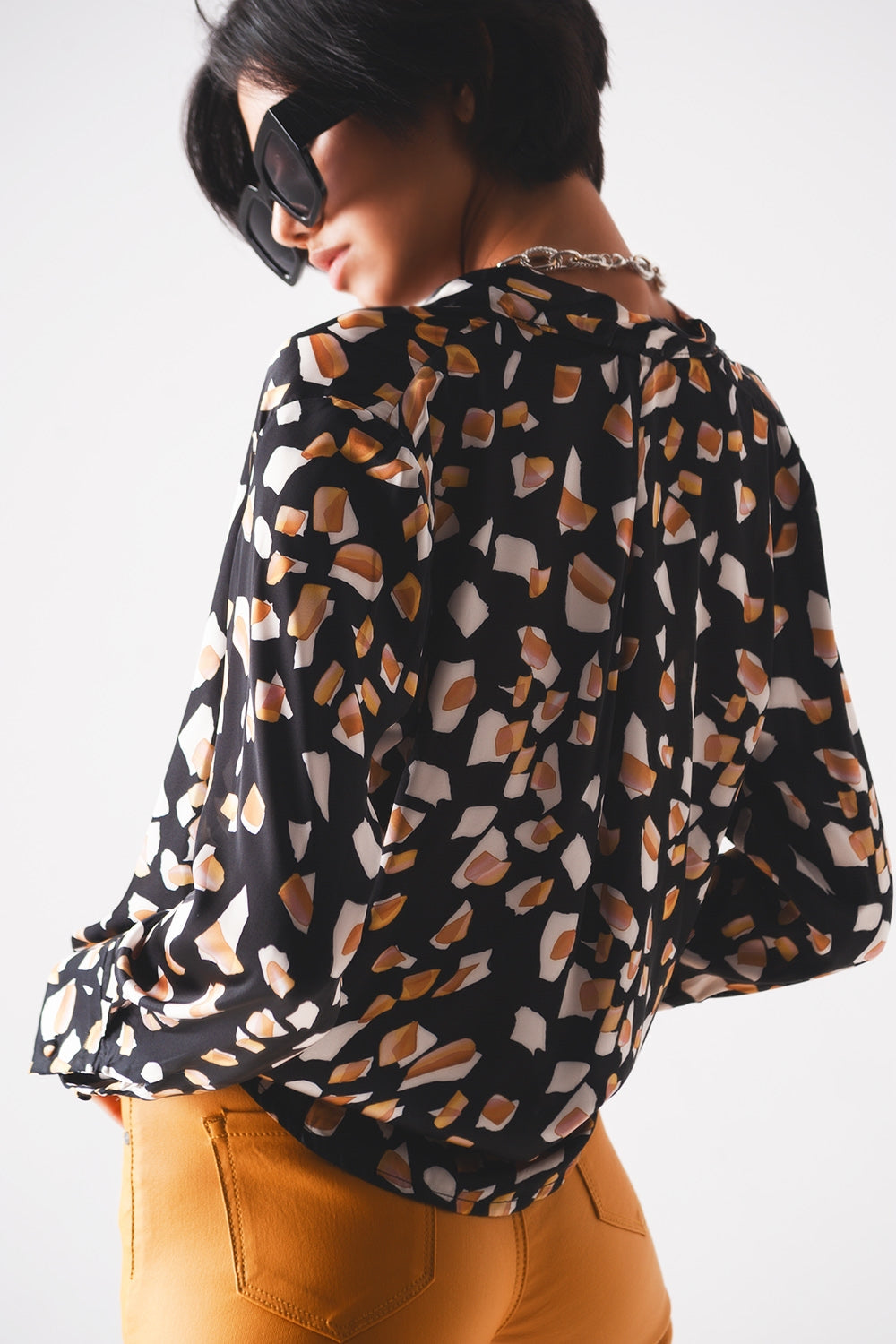 Blusa negra con estampado y parte delantera cruzada Q2