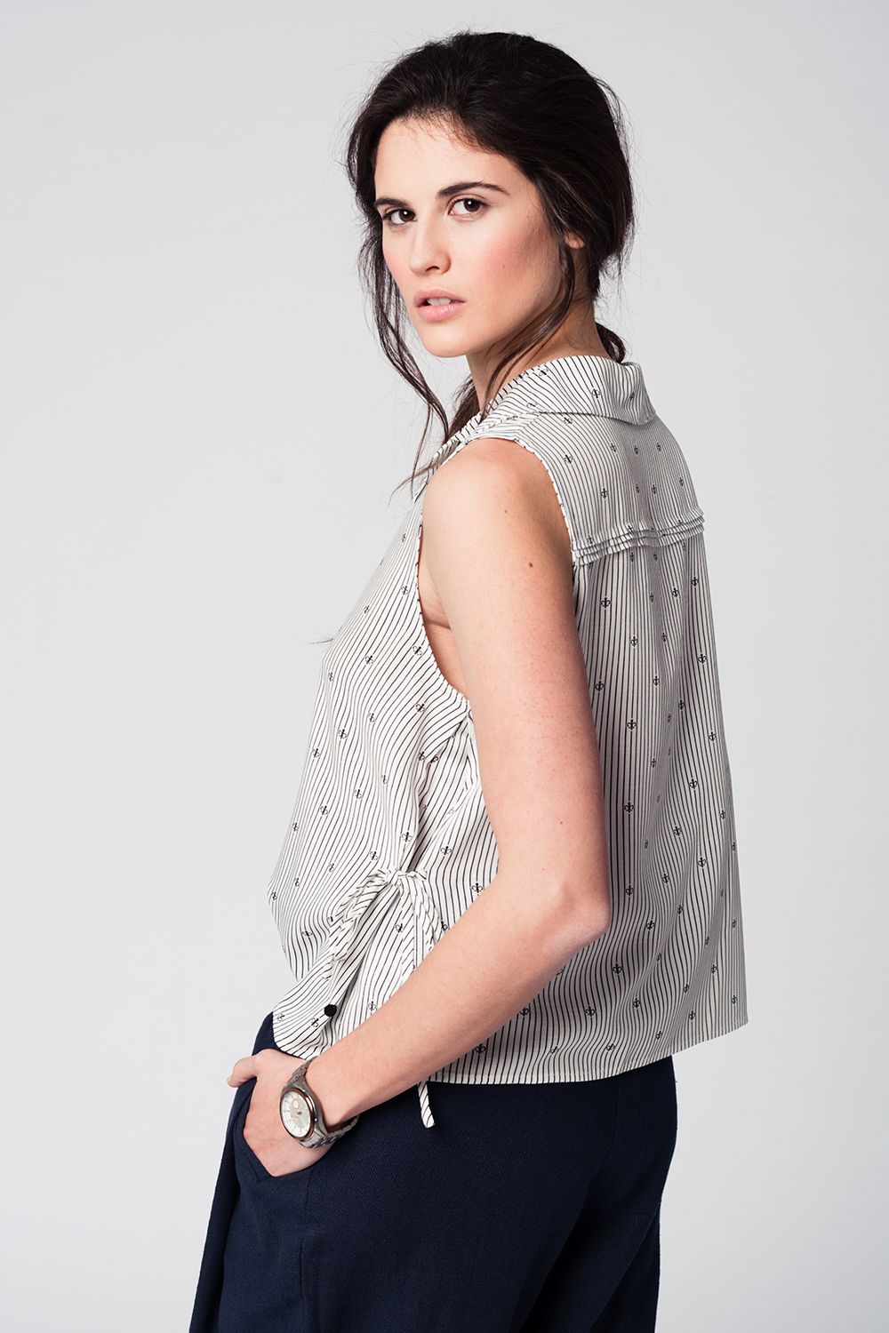 Blusa negra y diseño marinero Q2